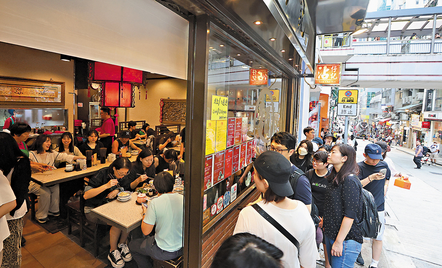 美食誘人 ●店內無虛席,店外排長龍。報記者曾興偉 攝