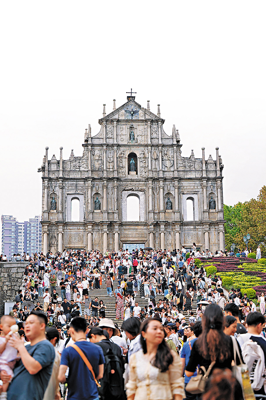 ●「五一」假期赴澳門旅遊持續火熱。圖為5月3日,旅客在澳門大三巴牌坊前觀光。 中通社