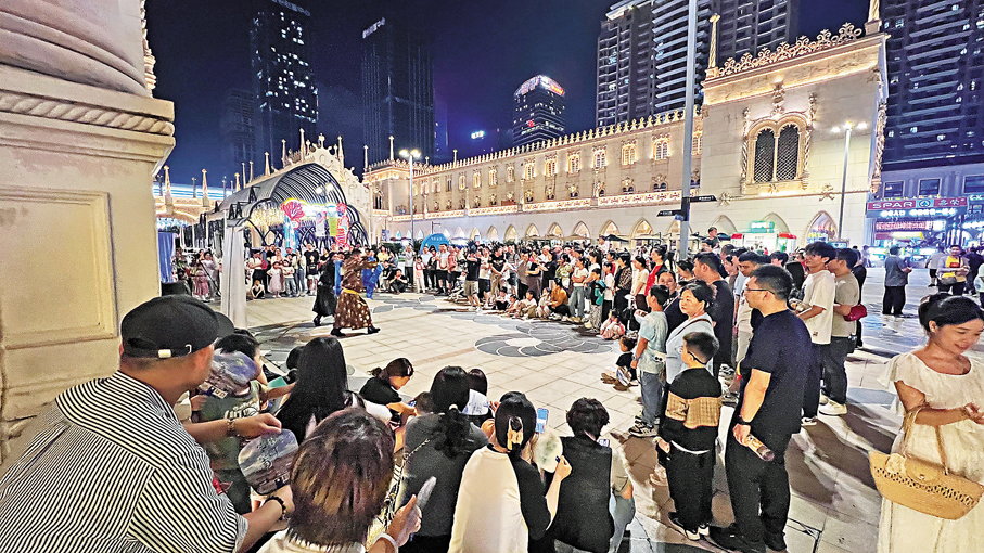 ●「琴澳同遊」文旅線路受到遊客歡迎。圖為遊客在橫琴觀看表演。 香港文匯報珠海傳真