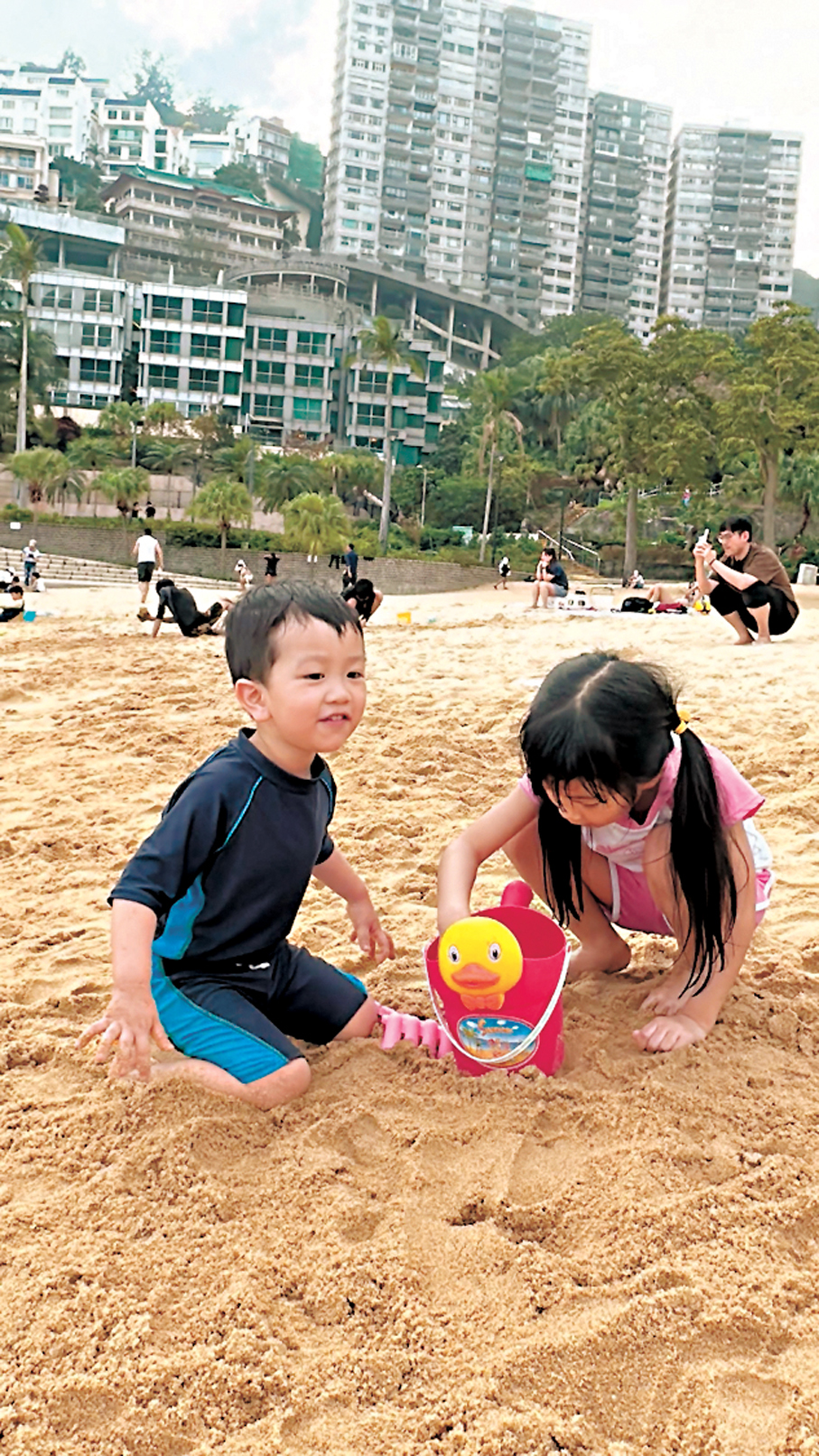 ●孩子們在淺水灣沙灘玩耍。