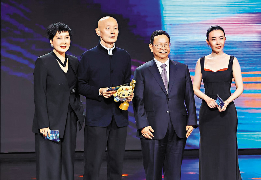 ●葛優(左二)摘得最受大學生歡迎年度男演員榮譽。受訪者供圖