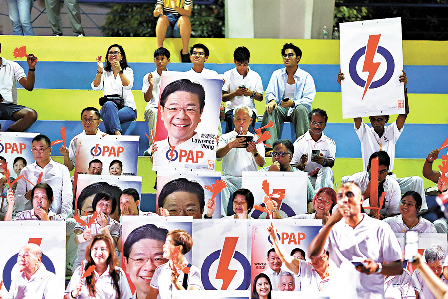●人民行動黨支持者聚集等待大選結果。 路透社
