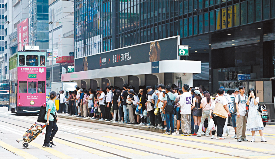●真正的風景,往往藏在「叮叮車」慢駛而過的日常裏。 香港文匯報記者曾興偉 攝