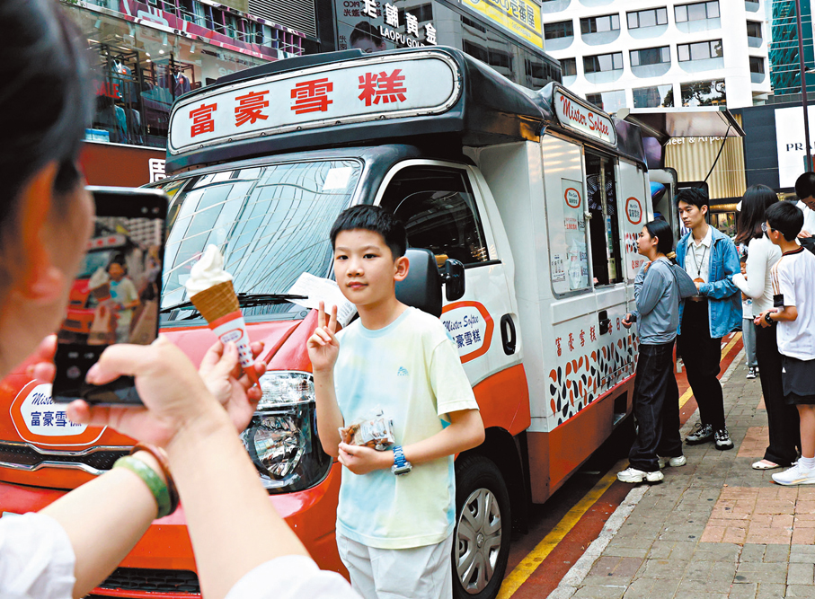 ●在雪糕車前打卡,或可沾染一些甜甜的味道。香港文匯報記者萬霜靈 攝