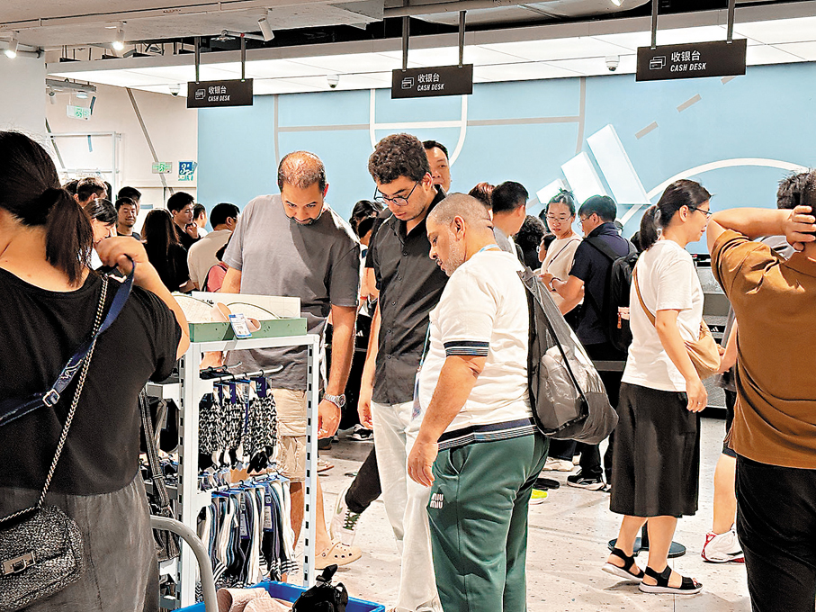 ●這個「五一」假期,由於「即買即退稅」政策的出台,廣州多個商圈出現了不少外國遊客來掃平貨。 香港文匯報記者盧靜怡 攝
