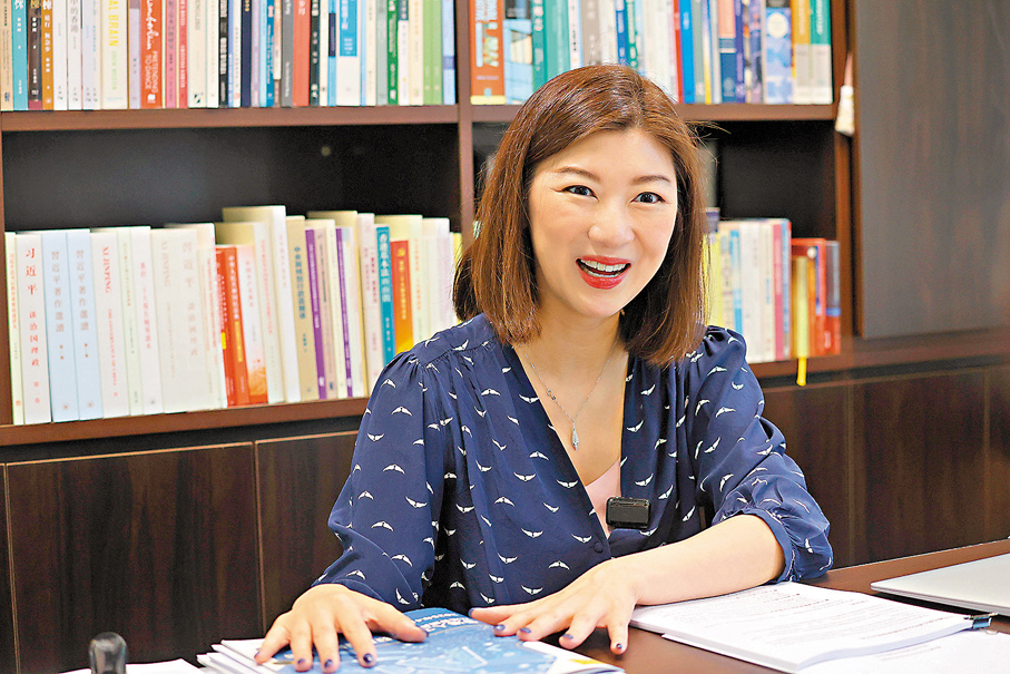 ●容海恩分享過去半年多次訪問科威特的經驗心得。香港文匯報記者北山彥 攝