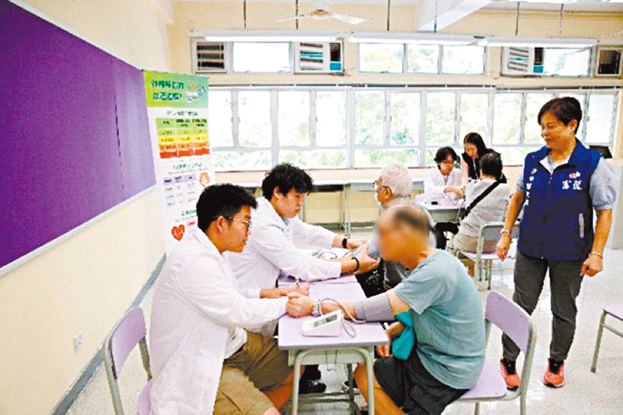 ●沙田區一間學校除提供場地作活動之用外,更動員師生協助社區進行體檢工作,讓學生實踐所學,共同關愛地區。 作者供圖