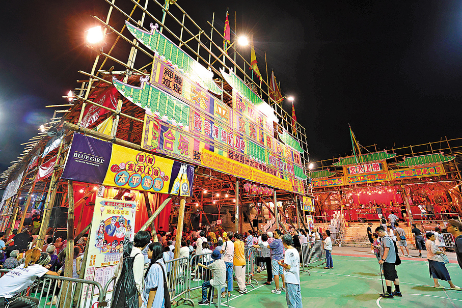 ●長洲飄色與夜市是不少內地旅客的心水景點。