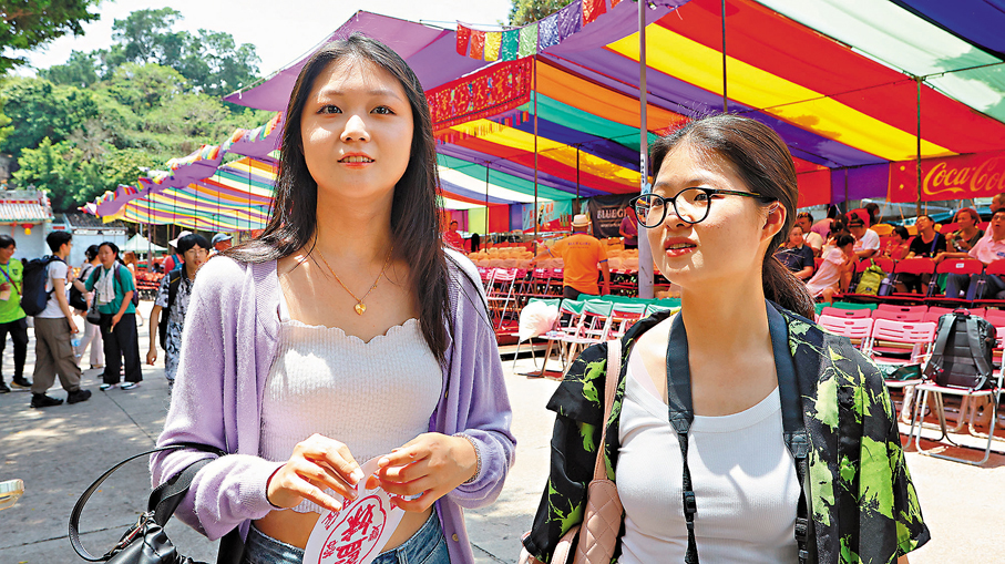 ●內地旅客宗小姐(左)及孫小姐。香港文匯報記者黃艾力 攝