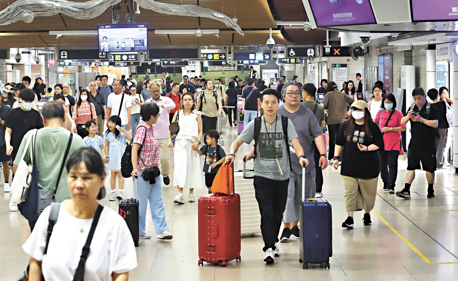 ●在港鐵上水站內,不少內地旅客拖着行李篋乘搭東鐵線返回內地。 香港文匯報記者郭木又 攝