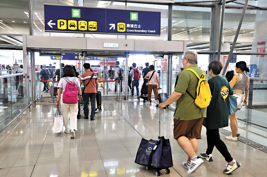 ●港珠澳大橋香港口岸昨日下午市民返港過關暢順。 香港文匯報記者劉友光 攝