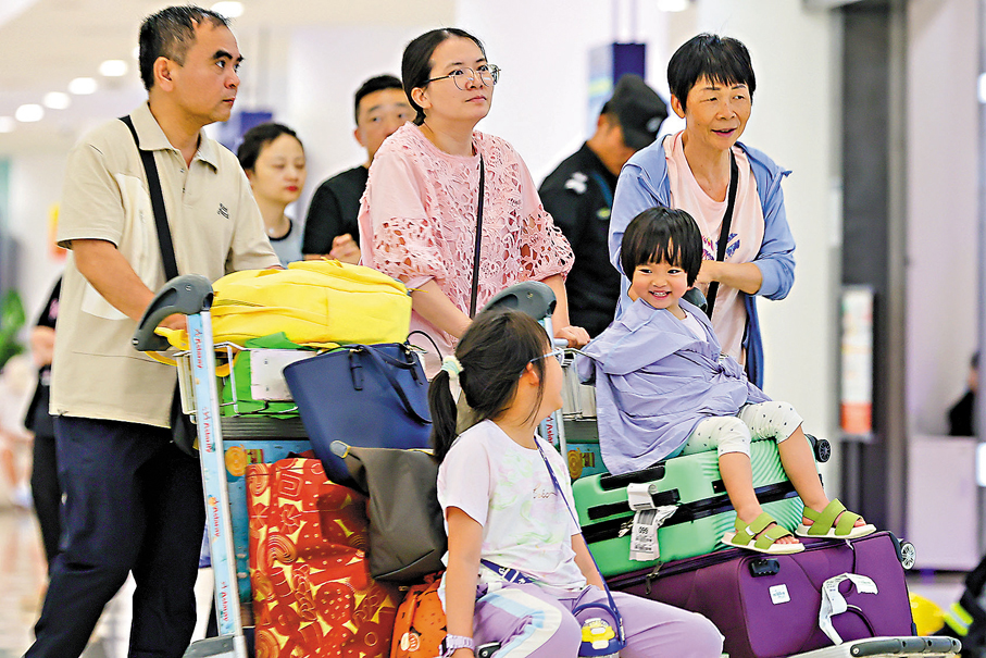 ●5月5日，海南海口，旅客在海口美蘭國際機場出行。當日是「五一」假期最後一天，海口美蘭國際機場迎來返程客流高峰。 中新社