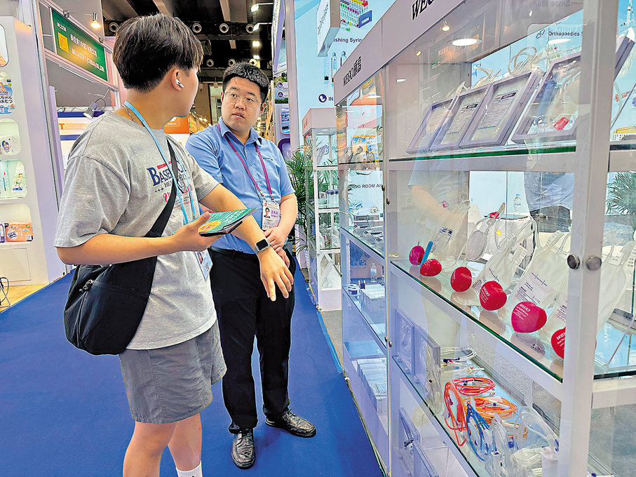 ●廣交會醫療展區內,可找到數百種不同類型的醫療耗材。圖為採購商與參展商進行交流。 香港文匯報記者盧靜怡 攝