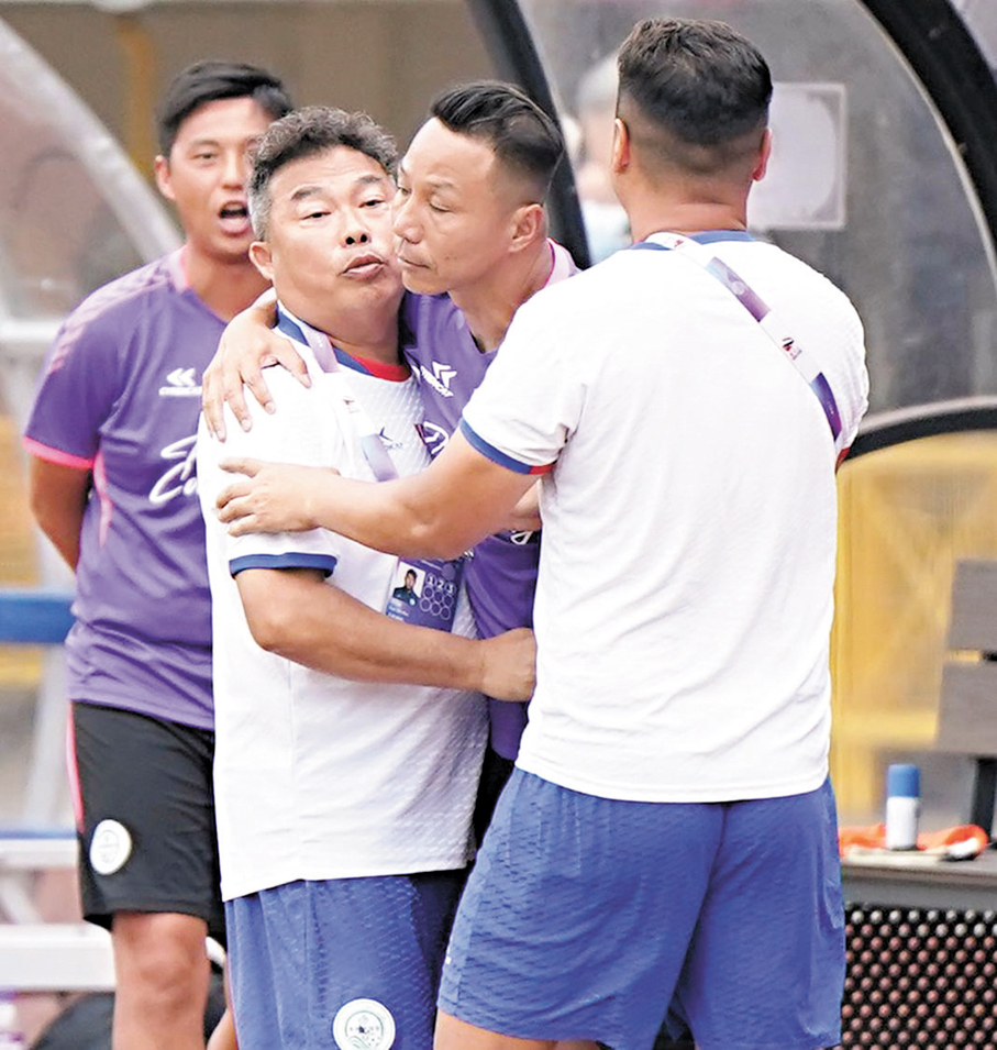 ●大埔職員阻止李志堅(左)與球迷進一步衝突。