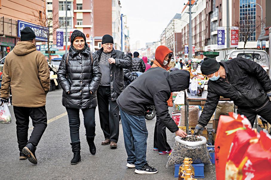 ●3月20日，人們在黑龍江省黑河市逛文化街早市。黑龍江省黑河市地處中俄邊境，與俄羅斯布拉戈維申斯克市隔江相望。黑河市在2023年恢復中俄互免簽證團體旅遊業務後，越來越多的俄羅斯遊客前來觀光旅遊。 資料圖片