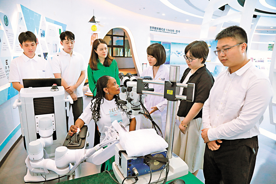●中山大學「AI+X」研究方向與成果眾多，如中山眼科中心自主研發的「眼科手術機器人」在多家三甲醫院落地應用。圖為海外科研團隊來交流考察。 香港文匯報廣州傳真