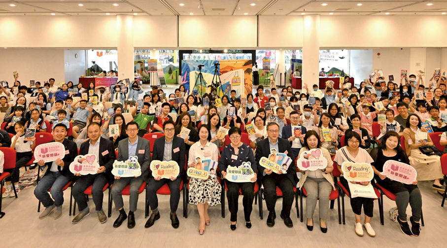 ●康樂及文化事務署香港公共圖書館在4月23日與不同持份者合作設立「共讀點」，舉行「共讀半小時」活動。康文署署長陳詠雯與中小學學生，一同在香港中央圖書館參與「共讀半小時」活動。圖為陳詠雯（前排左五）、康文署助理署長（圖書館及發展）李子俊（前排右四）、香港學校圖書館主任協會會長黃毅娟（前排右五）與其他嘉賓和學生合照。