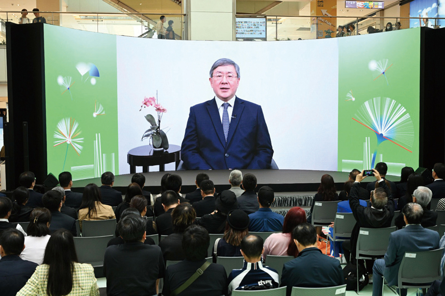 ●康樂及文化事務署香港公共圖書館在4月19日聯同香港出版總會在沙田新城市廣場舉行「香港悅讀周2025暨2025香港閱讀＋」啟動禮。圖為政務司副司長卓永興在啟動禮透過視像方式致辭。