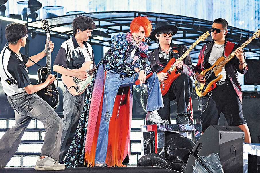 ●華晨宇稱巡演像一場遠征。  主辦方供圖