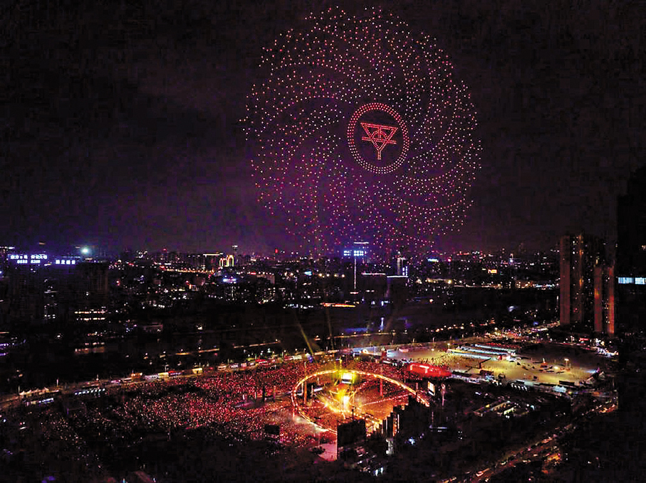 ●2,000台無人機在夜空排列出「火星」標誌。  受訪者供圖