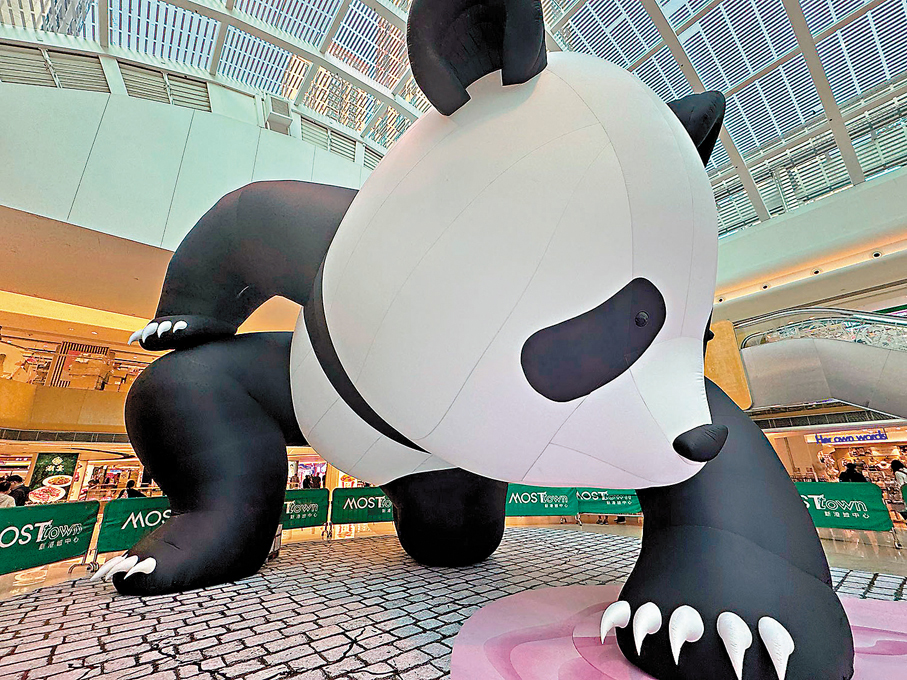 ●側看熊貓裝置，維肖維妙。