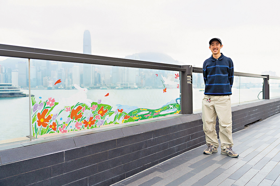 ●何尚恩以玻璃為畫布，創作「Beautiful Harbour」。