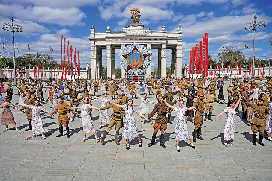 ●在勝利日慶祝活動中，莫斯科國民經濟成就展覽會前有「勝利圓舞曲」表演。  美聯社