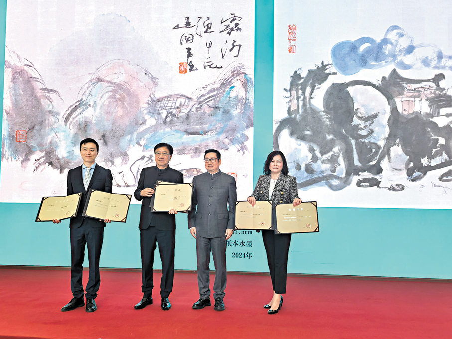 ●任建國（左二）與太太張莉（右）向浙江省博物館捐贈畫作及犍陀羅造像。