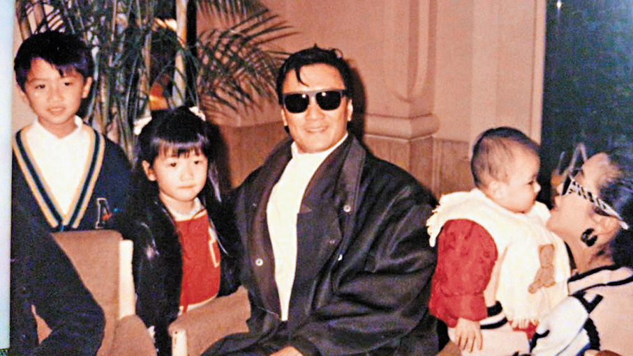 ●拉姑抱住我的小女兒，霆鋒、婷婷、四哥都好自然地望着我的鏡頭，正！ 作者供圖