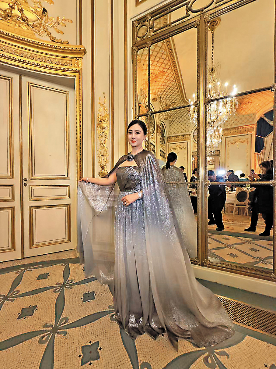 ●翁虹盛裝打扮現身法國活動。  受訪者供圖