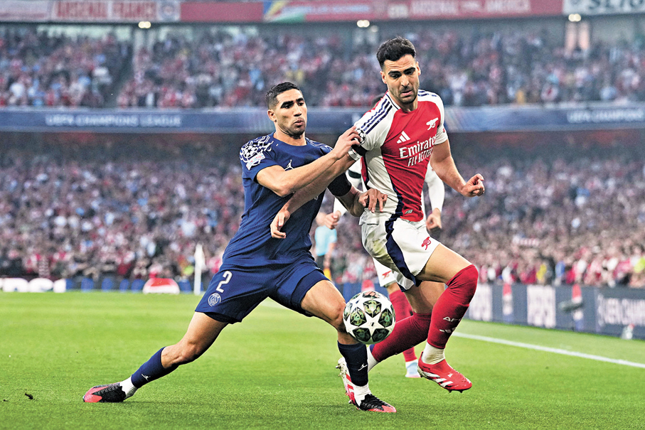 ●PSG右閘阿舒拉夫（左）大賽經驗豐富，決不會讓米基爾馬連奴踢得輕鬆。 資料圖片