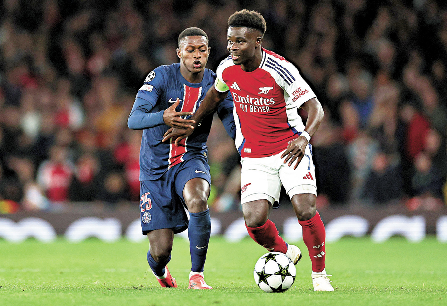 ●布卡約沙卡（右）上仗在與紐奴文迪斯的邊路攻防戰中落入下風。資料圖片