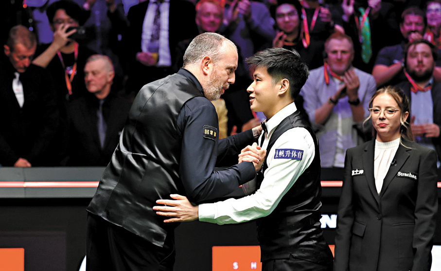 ●趙心童（右）賽後與威廉斯相互致意。  新華社