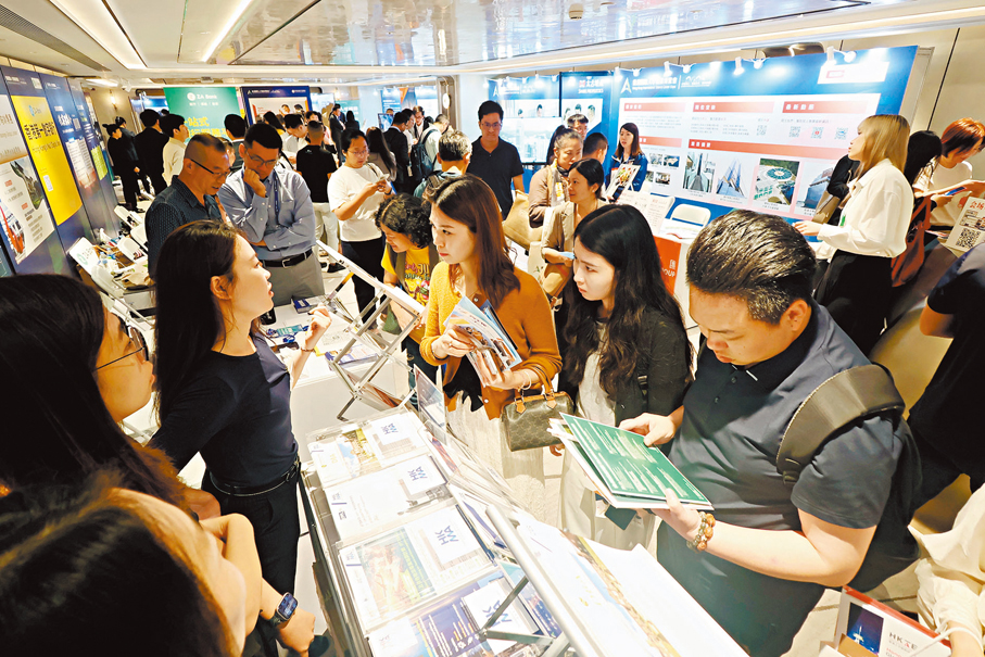 ●香港創科人工智能發展迅速,相關行業職位空缺逆市增加一成,凸顯香港發展新質生產力與人才的重要關聯。圖為本港早前舉辦的職業博覽會。 資料圖片