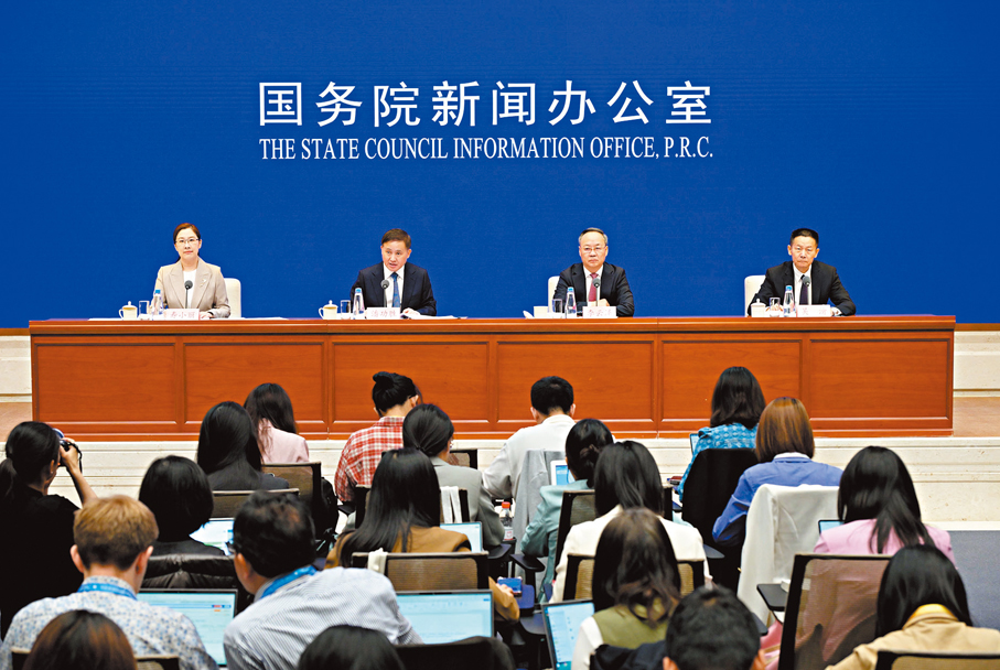 ●中國人民銀行行長潘功勝(左二)、金融監管總局局長李雲澤(右二)及中國證監會主席吳清(右一)在新聞發布會上介紹「一攬子金融政策支持穩市場穩預期」有關情況,並答記者提問。 新華社