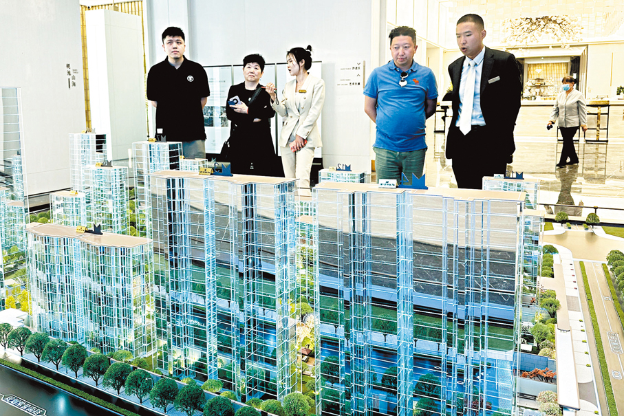 ●金監總局近期將推出的增量政策包括加快出台與房地產發展新模式相適配的系列融資制度,助力鞏固房地產市場。 新華社