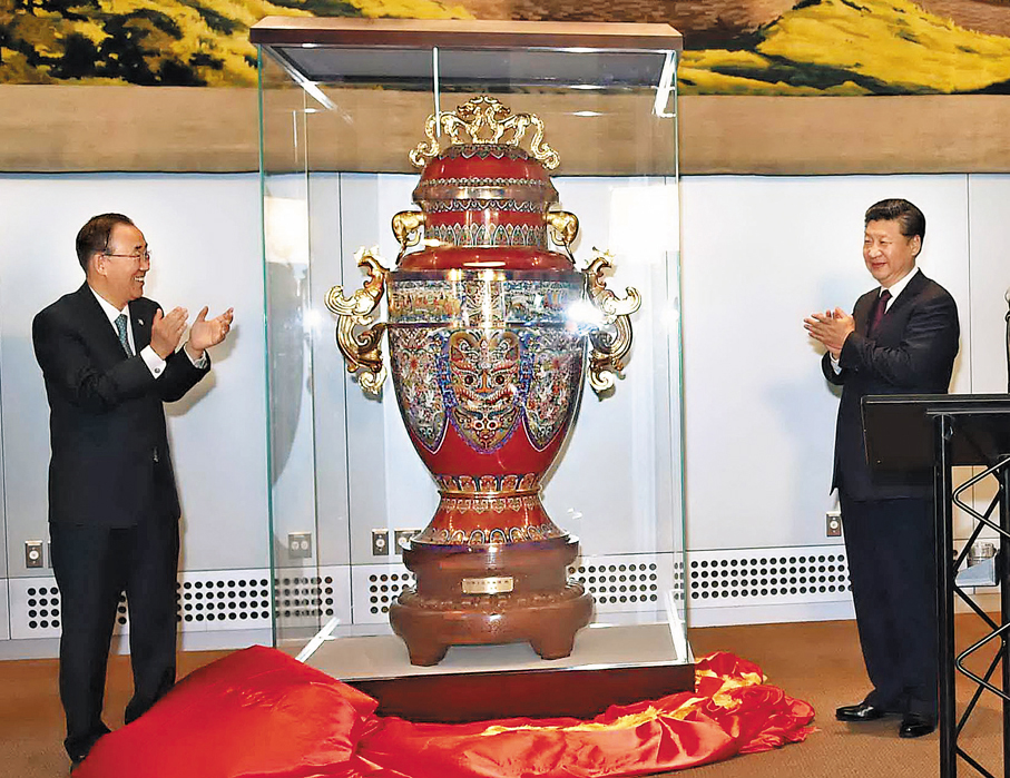 ●2015年9月27日,國家主席習近平在紐約出席中國向聯合國贈送「和平尊」儀式。時任聯合國秘書長潘基文出席。 資料圖片