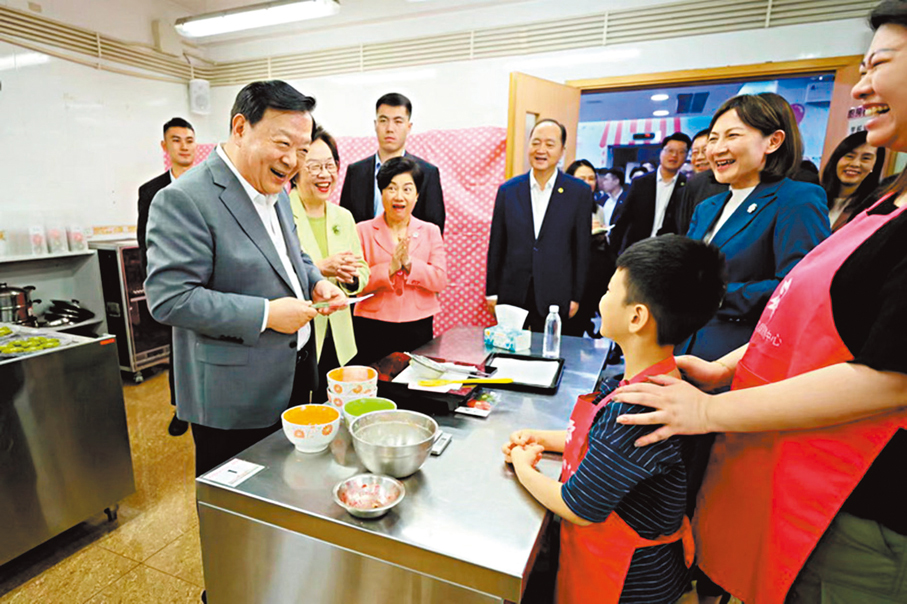 ●夏寶龍去年5月考察澳門時到訪澳門婦女聯合總會。 資料圖片