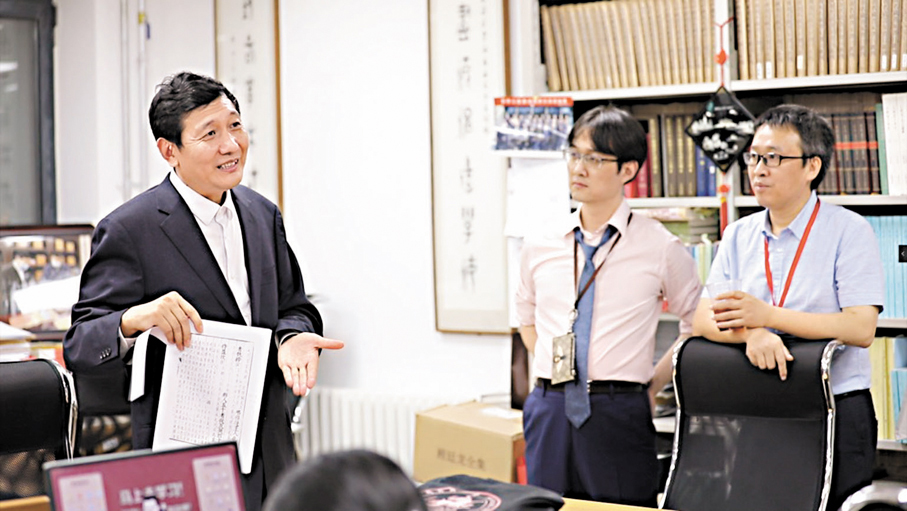 ●杜澤遜向到訪專家介紹《永樂大典》項目。香港文匯報山東傳真