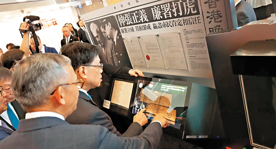 ●首度公開葛柏的三本收賄紀錄冊其中的兩本。李家超透過新科技「揭閱」部分內頁資料。 視頻截圖