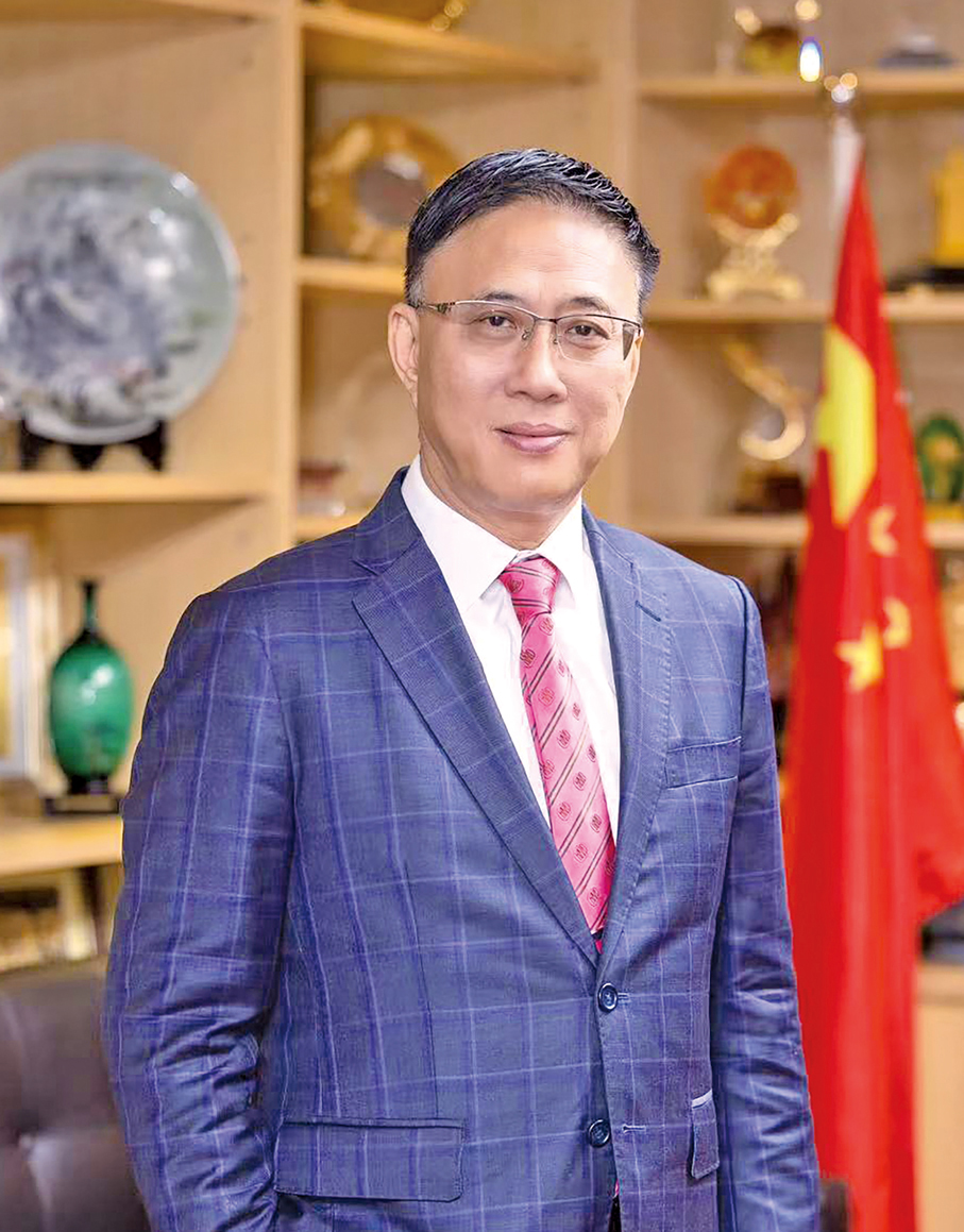 ●深圳市政協委員、中華全國工商業聯合會常委、全港各區工商聯首席會長盧錦欽