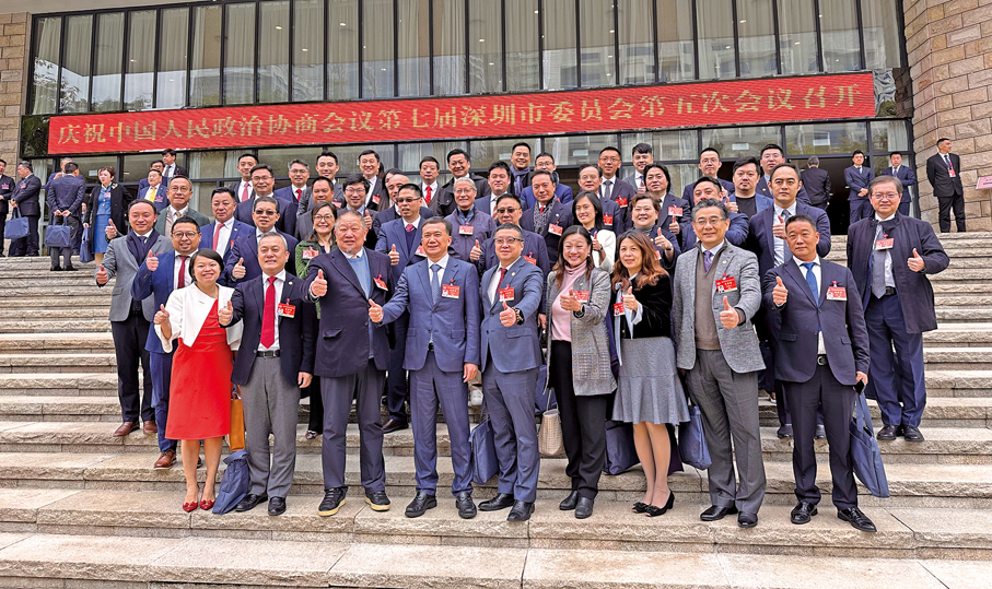 ●今年2月，深圳市政協七屆四次會議間，盧錦欽與政協委員合影。