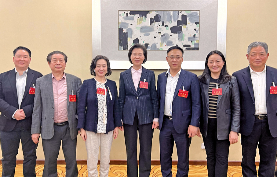 ●2025年，全國工商聯在廣西召開會議，中央統戰部副部長、全國工商聯黨組書記沈瑩（中），全國政協常委、全國工商聯副主席何超瓊（左三）等與盧錦欽合影留念。