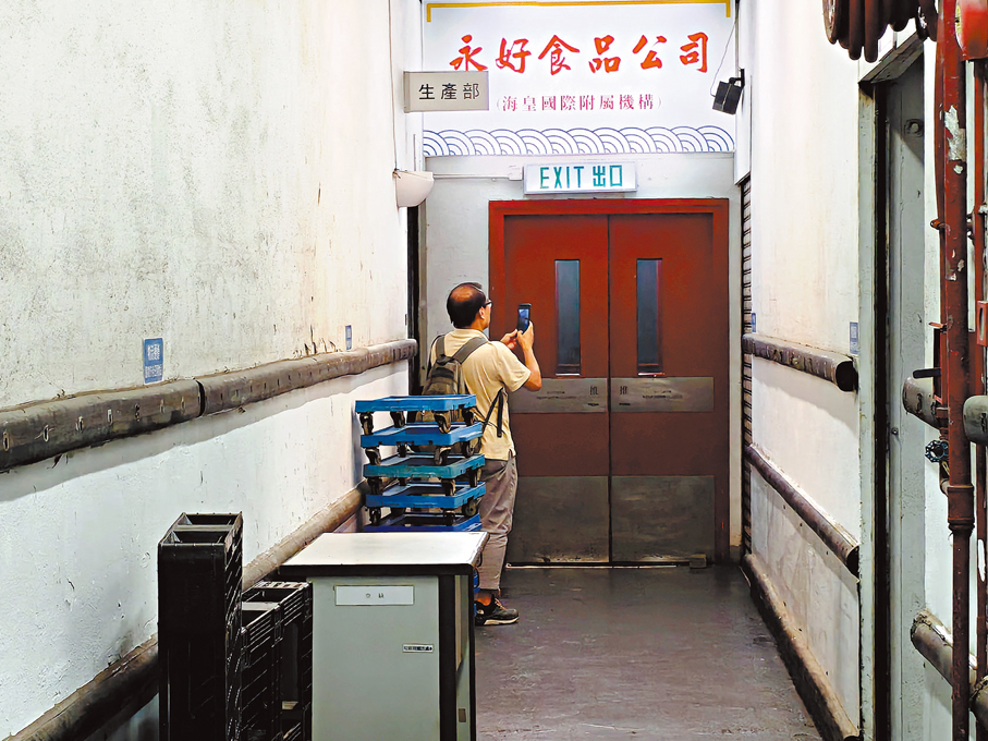 ●海皇粥店位於火炭的工場重門深鎖,有供應商上門希望收取貨款。 香港文匯報記者劉友光 攝