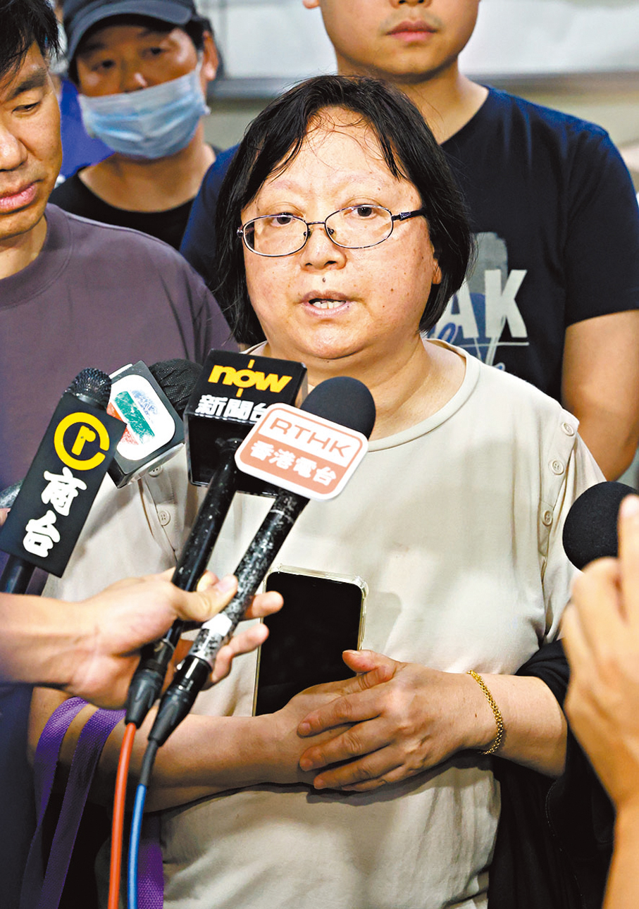 ●在海皇工作約25年的分店經理韋女士。 香港文匯報記者郭木又 攝