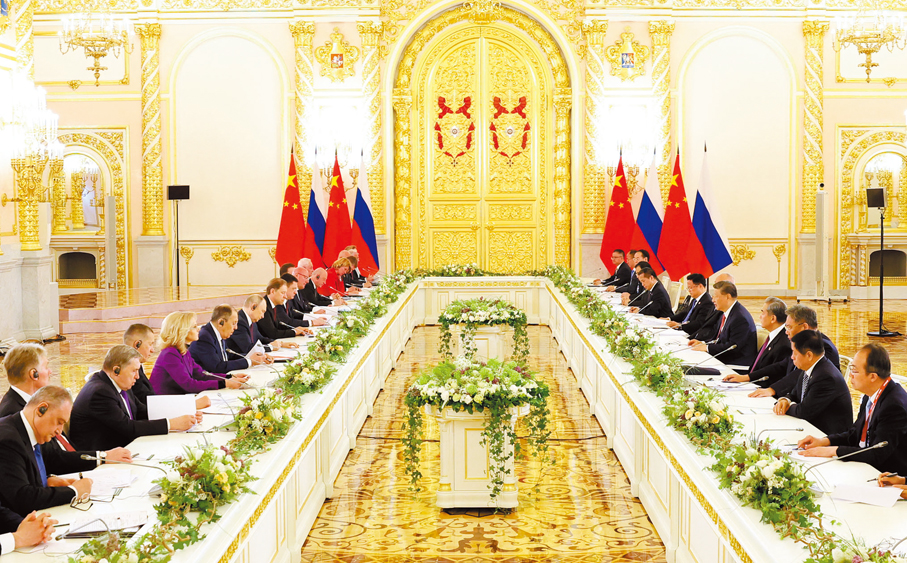 ●當地時間5月8日上午，俄羅斯總統普京同中國國家主席習近平在莫斯科克里姆林宮舉行會談。這是兩國元首舉行大範圍會談。     新華社