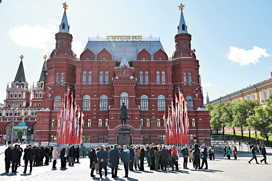 ●當地時間5月6日，在俄羅斯首都莫斯科，當地民眾手持鮮花紀念蘇聯偉大衛國戰爭勝利80周年。 中新社