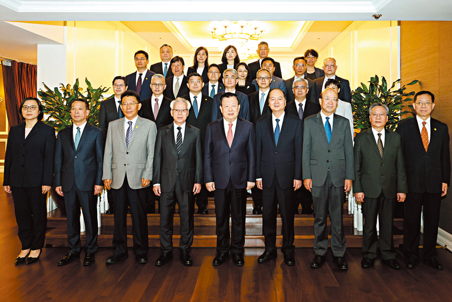 ●夏寶龍與岑浩輝行政長官及特區行政、立法、司法機構負責人見面交流。 國務院港澳辦網站圖片