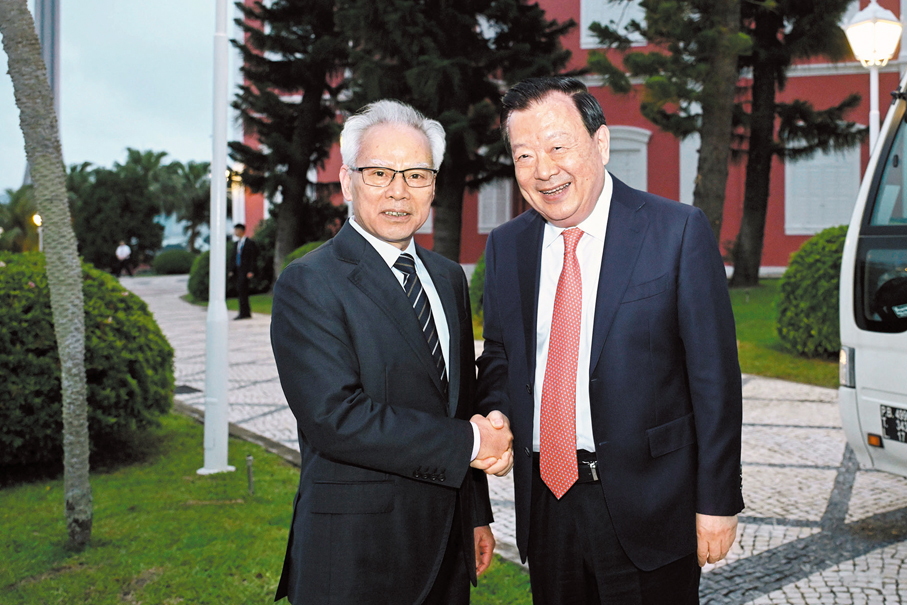 ●夏寶龍與岑浩輝親切握手。 國務院港澳辦網站圖片