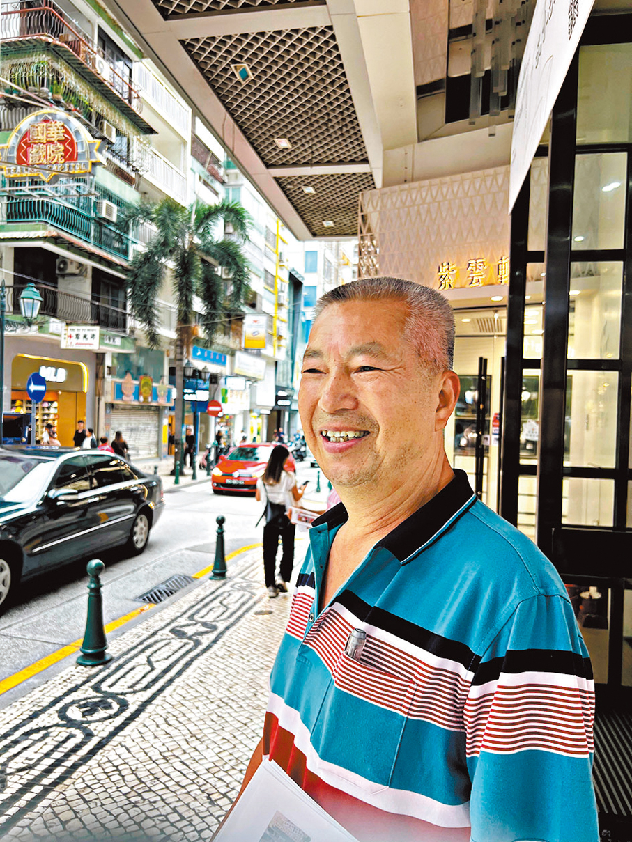 ●商場員工郭伯伯。香港文匯報記者曾興偉  攝